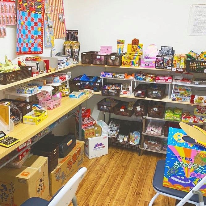 流山市おおたかの森にある駄菓子屋菊池堂の店内。お菓子屋おもちゃが揃っています。