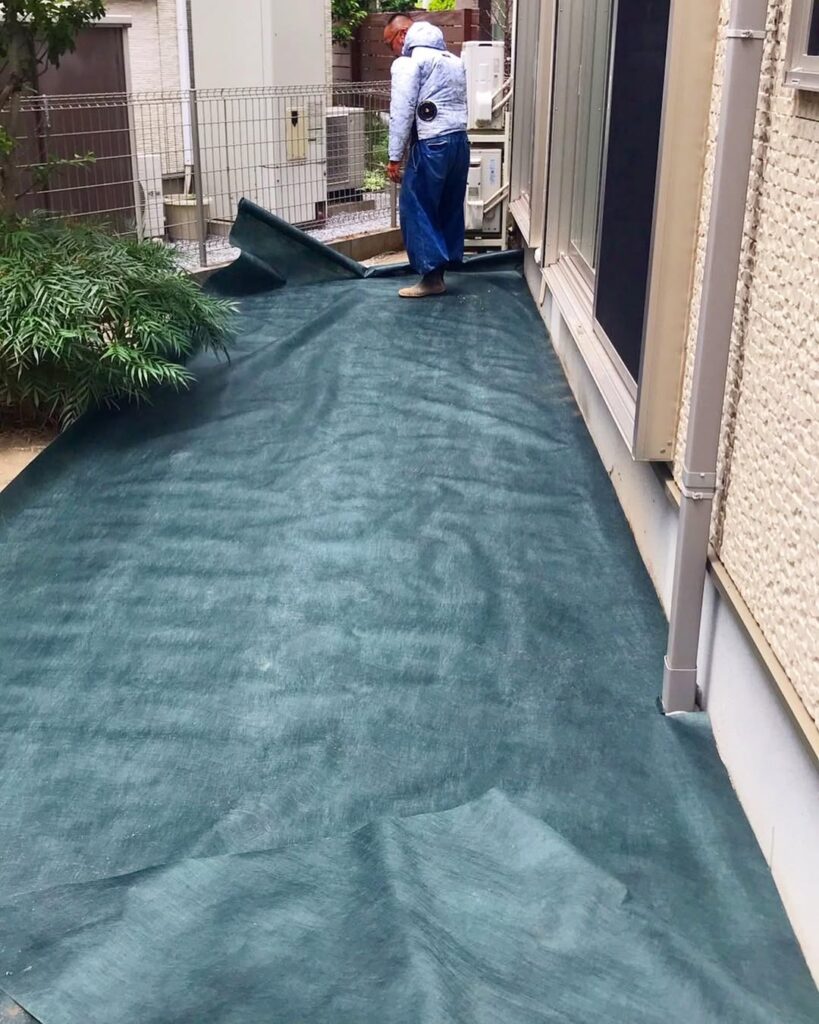 雑草が生えないように防草シートを敷く
