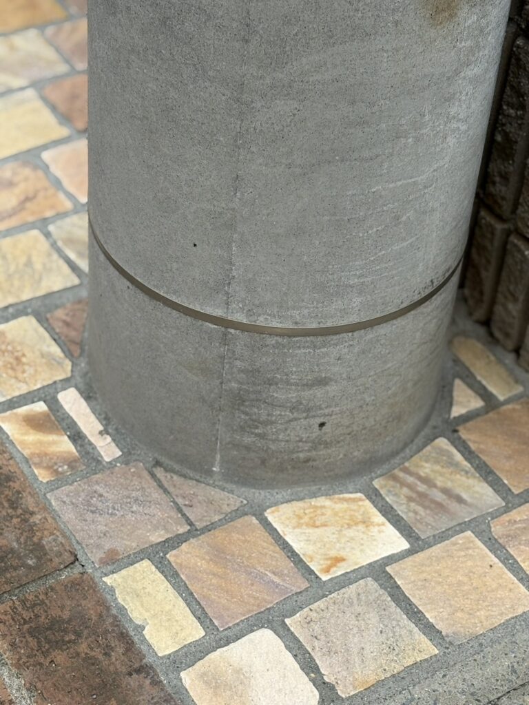 電柱の形に綺麗に仕上げられたタイル