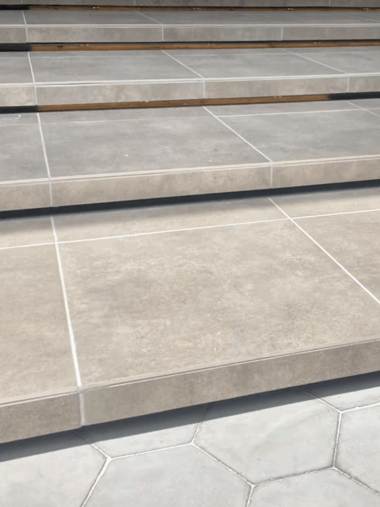 正方形や六角形など、さまざまな形を組み合わせてデザインされたお庭の施工事例