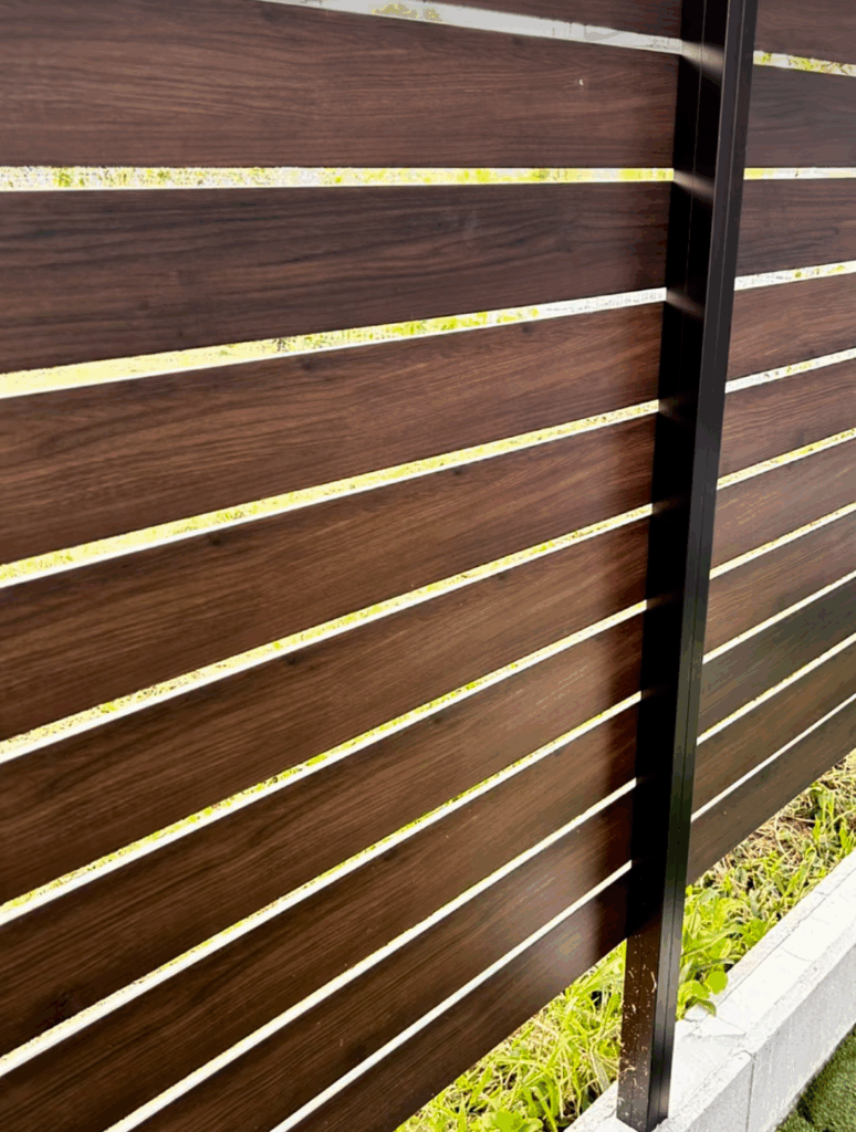 木彫りで金属っぽい材質を感じさせないアルミフェンス。