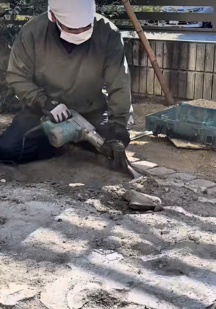 施工前のアプローチを丁寧に解体