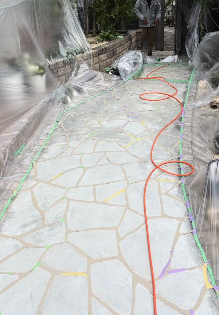 まわりに塗装が飛ばないように、しっかりとビニールで保護